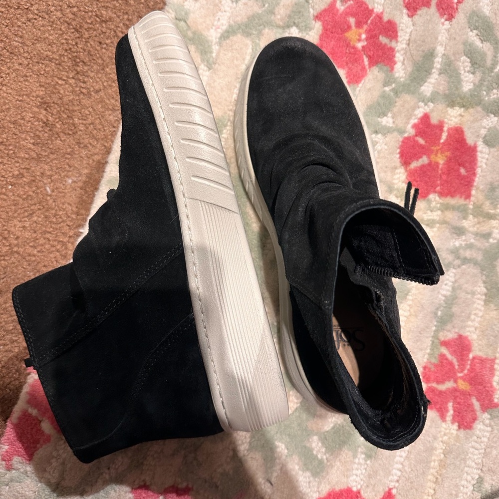 Sofft Black Ankle Boots with White Sole